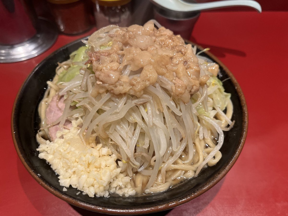 Ryu618Rock's tweet photo. 本家より豚山の方が並んでたぜ　
空席もある状態だった
決して美味しくないという事はないと思う
ただ何でか客が少ないようだ
素人の意見だけど
〇〇風とかやるよりその店独自の味を追求した方が良いのではないだろうか https://t.co/e1kemUqXpn