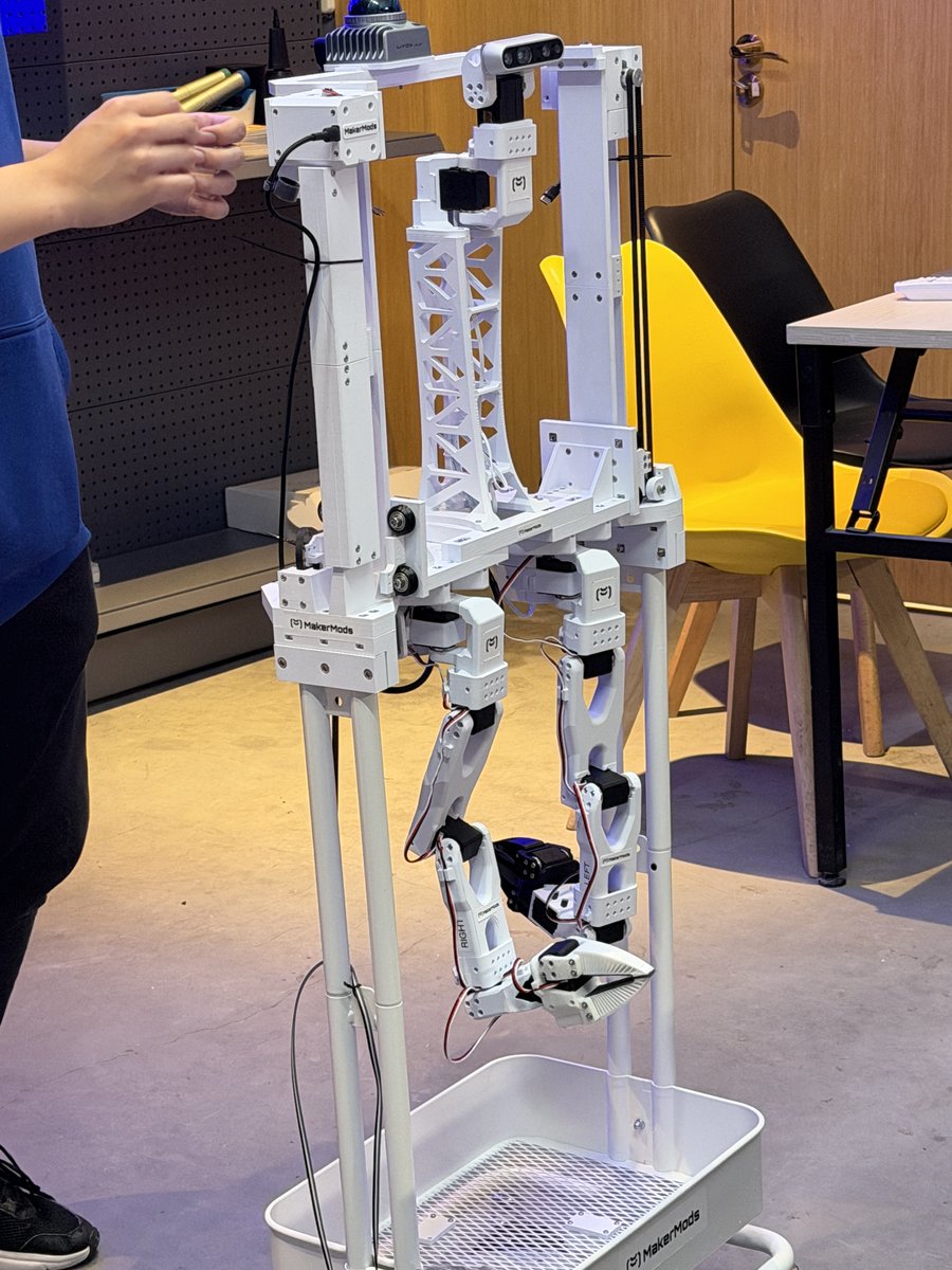 chaihuomaker's tweet image. Chaiho Wednesday Tech Night was a blast! Packed with insights: Ryan, Isaac &amp;amp; Qi Liu shared Silicon Valley funding, frontier VLA models &amp;amp; award-winning hackathon stories. Big thanks to all the developers &amp;amp; entrepreneurs!

#EmbodiedAI #VentureCapital #Hackathon #ShenzhenTech