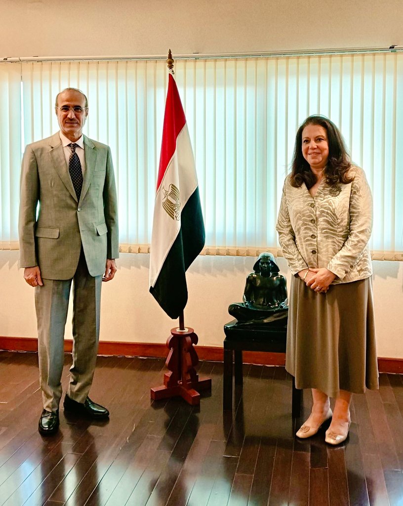 BahrainEmbTH's tweet image. قام سعادة السيد خليل يعقوب الخياط، سفير مملكة البحرين لدى مملكة تايلاند، بزيارة لسعادة السيدة هالة يوسف رجب، سفير جمهورية مصر العربية لدى مملكة تايلاند، وتم خلال الزيارة استعراض العلاقات بين البلدين الشقيقين وبحث عدد من المواضيع ذات الاهتمام المشترك.