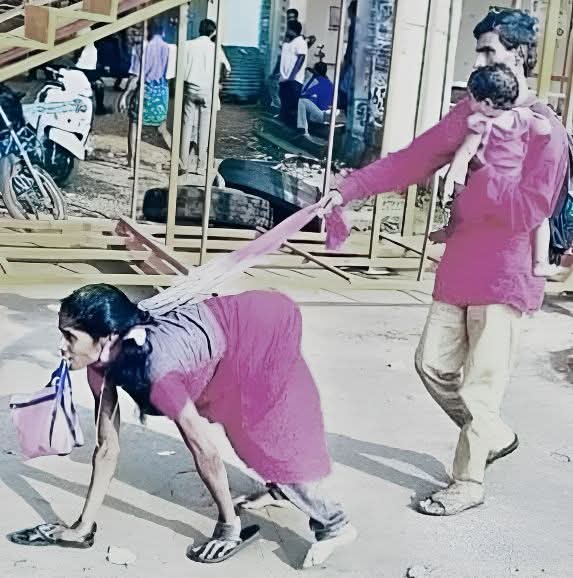 Zoyakhan7025's tweet image. इनके पास कोई शिकायत नहीं है ईश्वर से न कोई बहाना है, कि पति अंधा है पत्नी दोनों पैर से दिव्याँग है....
फिर भी शान से जी रहे है, दोनों एक दूसरे का सहारा बने है, कोई तलक नहीं, यहां तो करोड़ों रुपए होकर भी लोग तलाक दे रहे है...
ये तस्वीर दो प्रेरणा दे रही है, एक जीने के लिए बहाना…