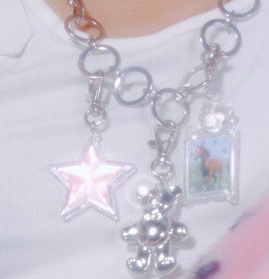 馬の証明写真みたいな首飾りつけててやばい可愛い