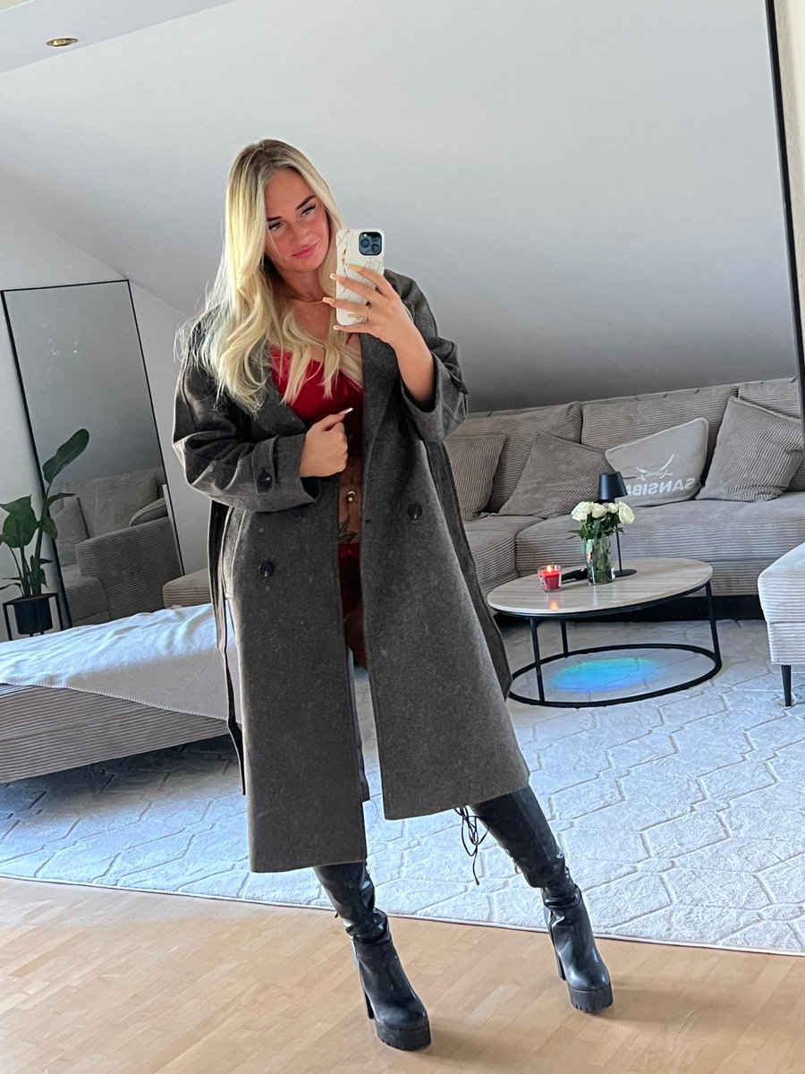 Was glaubt ihr, wie heiß es wird, wenn ich den Mantel ausziehe?😈😌
Das wirst du kleiner Beta niemals sehen. Komm her.💸

t.me/herrintiffy

darkfans.com/Tiffy

mdd.to/tiiiffy

#mistress #femdom #findom #GoodMorning #stiefel 
<a href="/HeelsFootLover/">RT HeelsFootLover 5k</a> <a href="/rtfindom/">RT FinDom 69.8k+ ♥</a> <a href="/rt_domm/">RT Femdom & Feet models 5.7k</a>