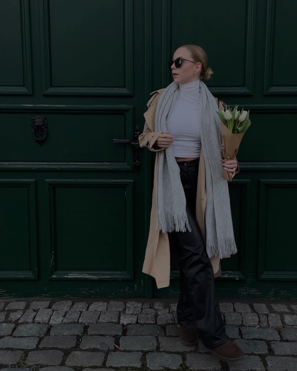 Isabella0972's tweet photo. In the autumn breeze, with a bouquet of tulips, enjoy a moment of tranquility. #AutumnTime #Tulips https://t.co/dHoN3DEEoU