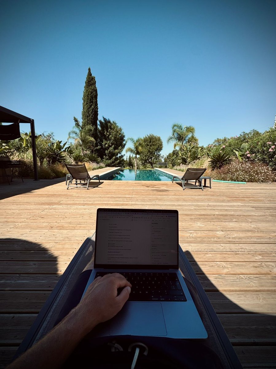 0 employees, 0 investors, 0 meetings

this is what my 1-person SaaS business looks like: