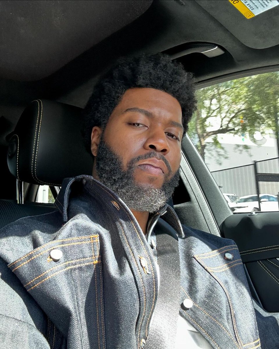 poponze's tweet image. Khalid vem enfrentando queda na popularidade nos Estados Unidos após assumir publicamente ser gay.

Seu novo álbum, “After the Sun Goes Down”, lançado em 10 de outubro, estreou em 136º lugar na Billboard 200, sendo a pior estreia de sua carreira.