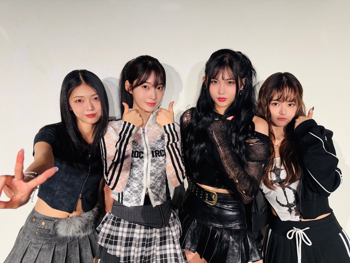 22.10.2025 оновлення офіційного твітера EVERGLOW 

"Перший захід автограф-сесії в Осаці 🥰
Ми були дуже раді поспілкуватися з Форевер так близько💓"

#EVERGLOW