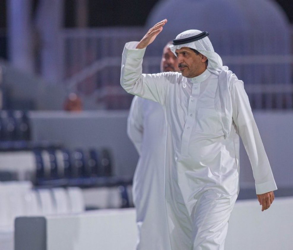 بعض الإداريين والشخصيات الاعتبارية داخل النادي ما زالوا يظنون أنهم أوصياء على الكيان وأن النادي لا يمكن أن ينهض إلا بوجودهم ودعمهم، وكأن مسيرته متوقفة على أسمائهم فقط!
هذه النظرة الضيقة أضرت بالنادي أكثر مما نفعته، وأغلقت الأبواب أمام التغيير والتطوير.
اليوم أصبح جمهور الشباب في