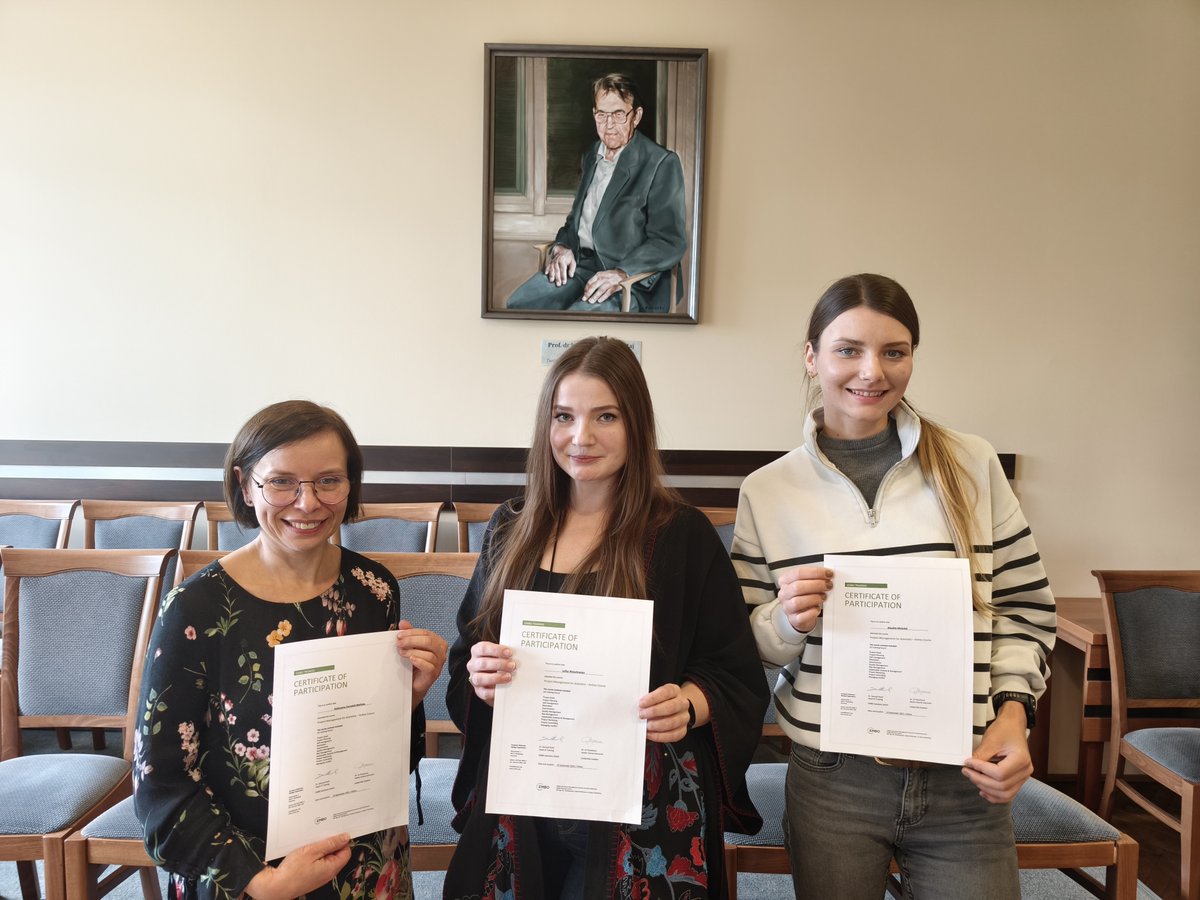 instytut_fPAN's tweet image. 📢We develop the qualifications of young scientists within the #PANERIS Project!
Three researchers from our Institute have completed the #EMBO Lab Leadership “Project Management for Scientists”. 👏 Congratulations!!!
👉 To learn more read the article: tiny.pl/xz13t-vg
#EU