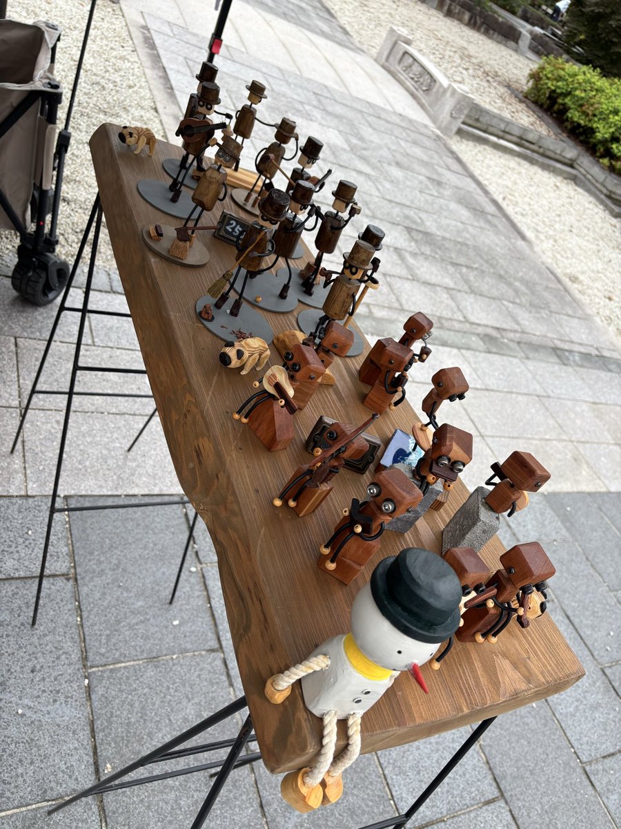 ShigaSkating's tweet photo. 西日本選手権大会
11月2日（日）WOOD DESIGN さんが出店
かわいい木のロボットや人形がいっぱい🤖
スケート靴⛸️はいてるのもあるかも…
お楽しみに😊
@woods_design2021 
#木下カンセーアイスアリーナ https://t.co/JkGMbD6ROR