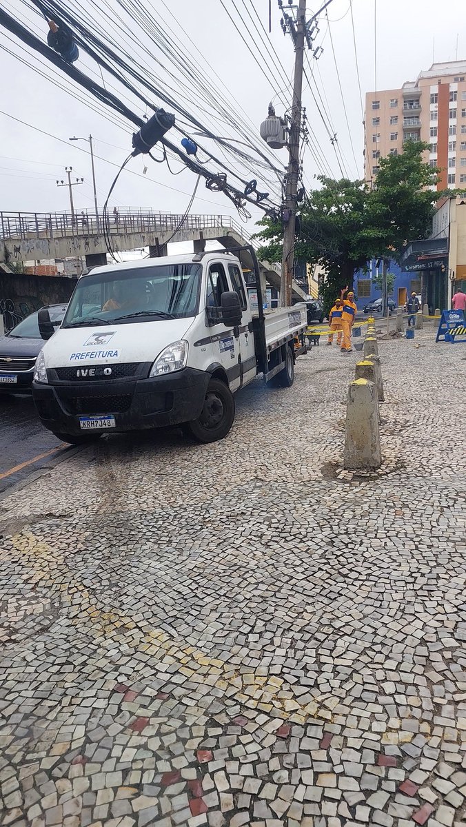 Fiquei curioso em saber por que a <a href="/Conservacaorio/">Secretaria de Conservação e Serviços Públicos</a> estava reformando com dinheiro público uma calçada particular em Olaria e tampando os buracos nela, sem nenhuma obra da Prefeitura nesta rua há mais meio século.
@BereniceSeara você também estaria?