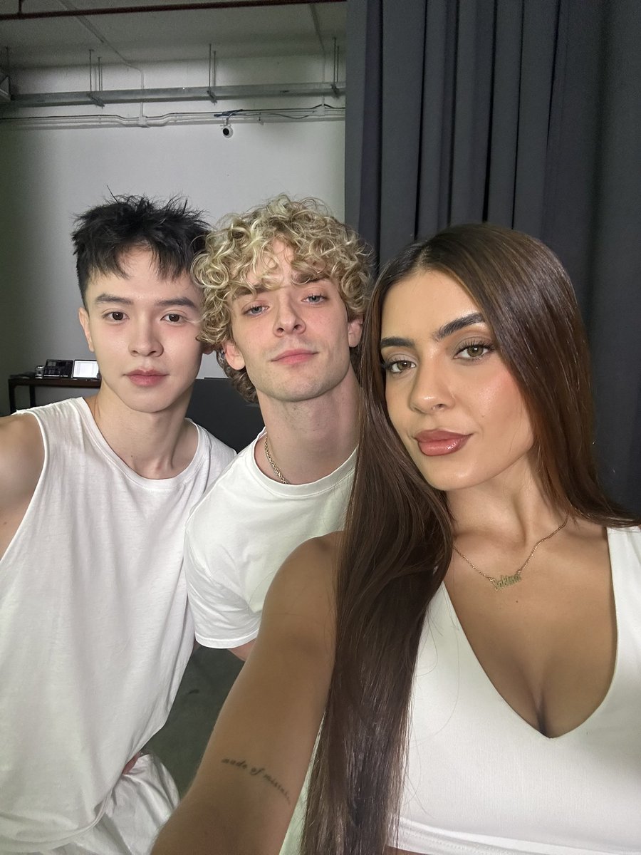 NowUnitedMusic's tweet image. stay pretty 💋