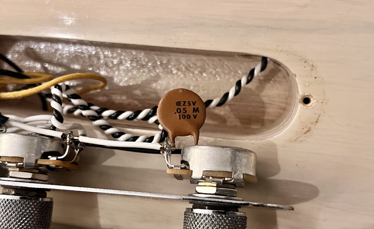 nnliquid's tweet image. 我的テレキャスの配線を開けてみたらビンテージのDilectronが載ってた。CrewsのVintage Line意識高くてさいこー