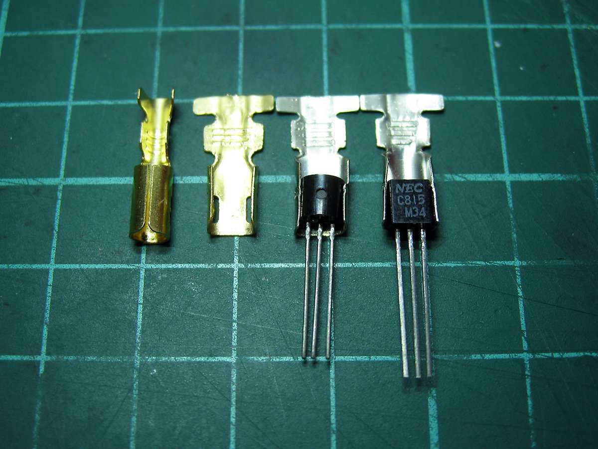 多分意味無いけどギボシ端子を加工してTO-92用のなんちゃってヒートシンクを作ってみた
ところが10～15年程前のトランジスタはスカスカなのに30年程前のトランジスタだときつくて入らない(右端)
多分0.05mmとか微妙な差なんだろうけど材料削減してるんだねぇ…