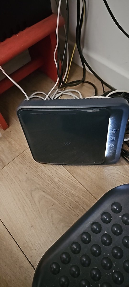 Lareginasonoio's tweet photo. Ebbene, alle 14:15 abbiamo rivisto la luce!
Anche il telefono fisso e il cellulare. 
#fastwebdown
#fasteweb https://t.co/Z3jwggllqQ