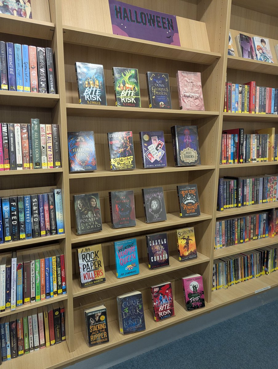 sampopewriter's tweet image. Thank you so much, @Oxonlibraries for displaying Lindy with these excellent scary stories for Halloween! It made my day seeing this! @foxandinkbooks