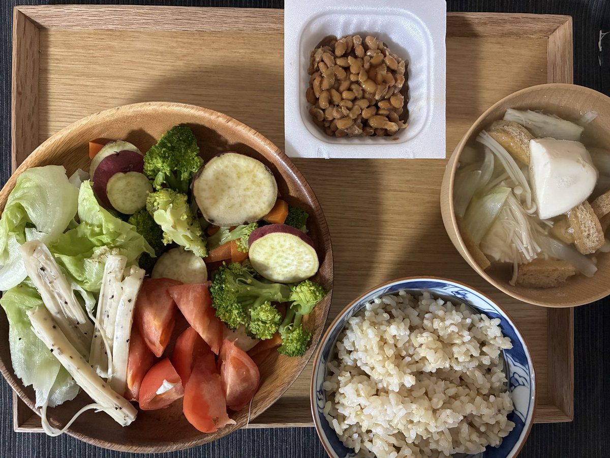 10/22 102.4kg

朝　玄米、納豆、サラダ、チーズ
昼　ブロッコリーのおひたし弁当
夜　豚レタストマトオイル蒸しチーズ乗せ

ブロッコリーのおひたしは笠原将弘さんのレシピから。
ベーコンをウインナーにしてますがめっちゃ美味しいです

lettuceclub.net/recipe/dish/34…
