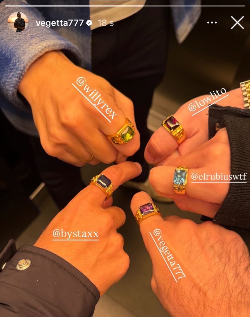 TndenciaStream's tweet image. "Karmaland"
Porque Vegetta publicó una foto de los chicos con sus anillos, confirmando que son los Power Rangers streamers.