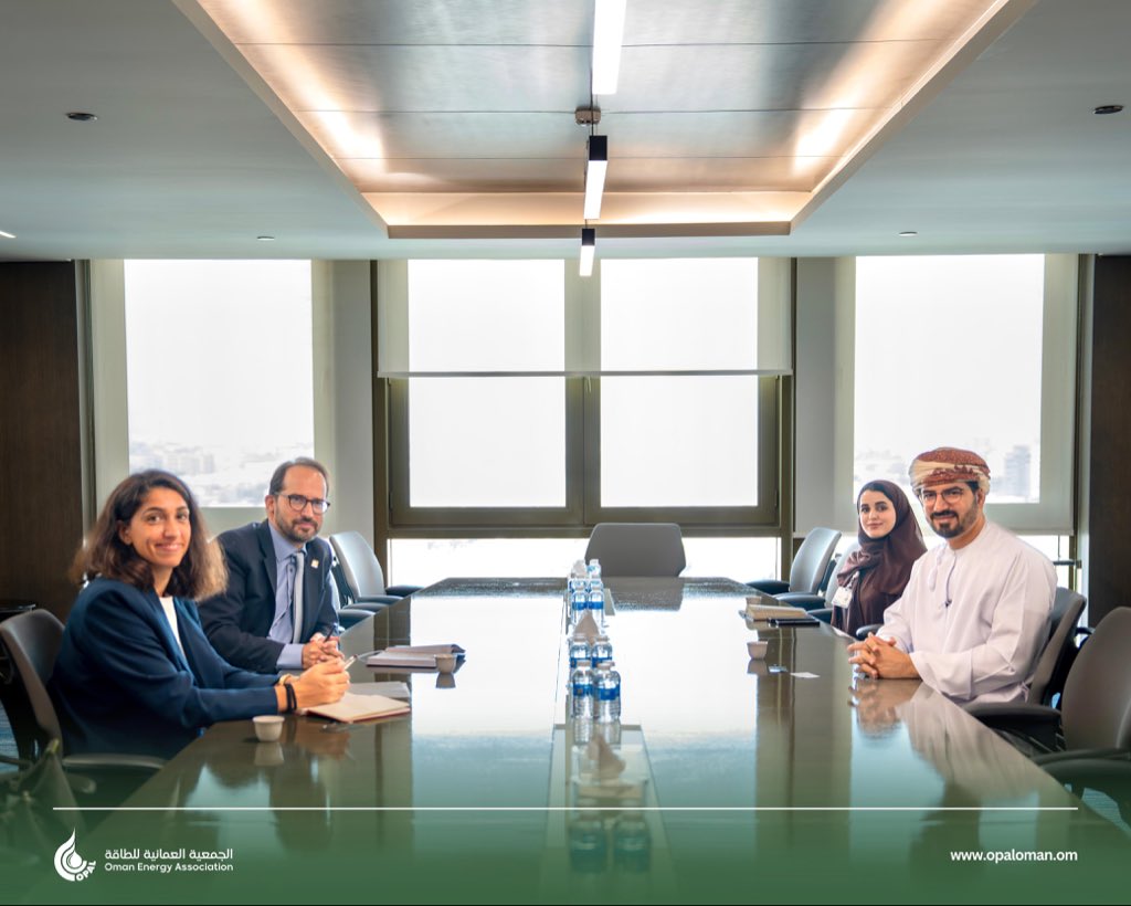 الأربعاء، 22 أكتوبر 2025 – تشرفت الجمعية العُمانية للطاقة (أوبال) بزيارة سعادة الدكتور توماس أورتلي، سفير سويسرا لدى سلطنة عُمان، وذلك للاطلاع على أبرز البرامج والمبادرات والخدمات التي تقدمها الجمعية لأعضائها في قطاع الطاقة والمعادن. 

وخلال اللقاء، استعرض الجانبان سبل تعزيز