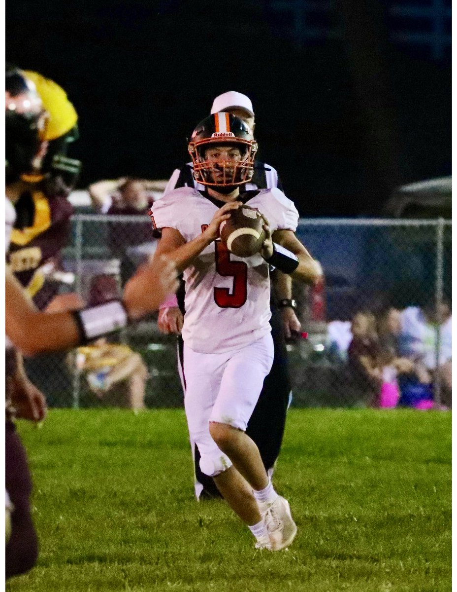 Player of the week! <a href="/DillerOdell/">Diller Odell Public School</a> 
Logan Penner | Diller-Odell Completed 14 of 16 passes for 275 yards and five TD’s, rushed for a TD in a 58-48 win #epicfootballcamps Sponsored by <a href="/PioneerBlake/">Blake Johnson</a>