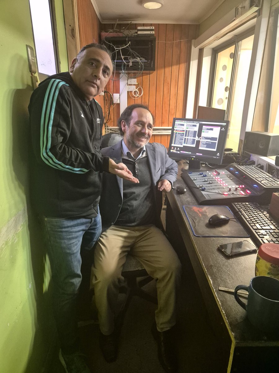 Acá con el hombre que hace posible que radio Guayacán salga al aire: Gualberto "Walo".
Gracias amigo por recibirme en tu puesto de trabajo "tras bambalinas".