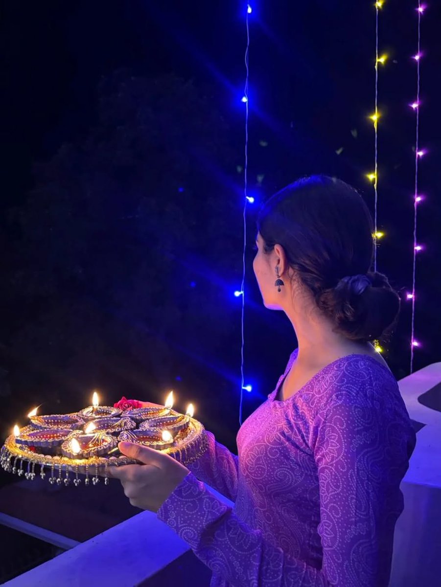 में X पर नई हूं इसलिए कोई मेरा हाल चाल ही नहीं पूछता 😥😥