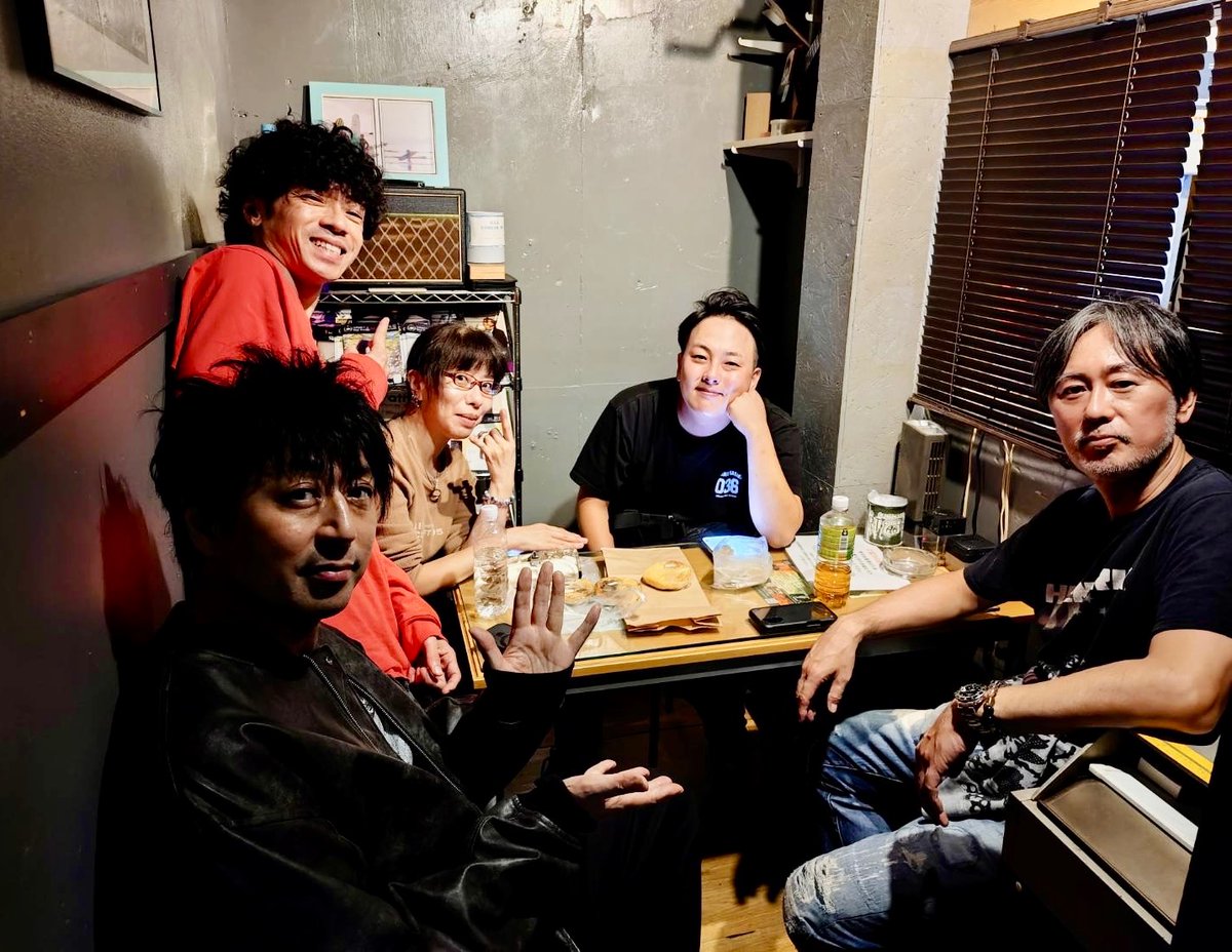 maebayoshiaki's tweet image. ササキオサムさん、バースデーワンマンのリハ！よい仕上がりです😊

全曲かっこいい！最高！
セトリいい！最高！
ツヨツヨメンバーのみなさん！(初めましてと思えない笑)最強！

10/25吉祥寺スターパインズカフェ、最高の時間をお届けします🔥

よろしくお願いします！

#ササキオサム #MOONCHILD