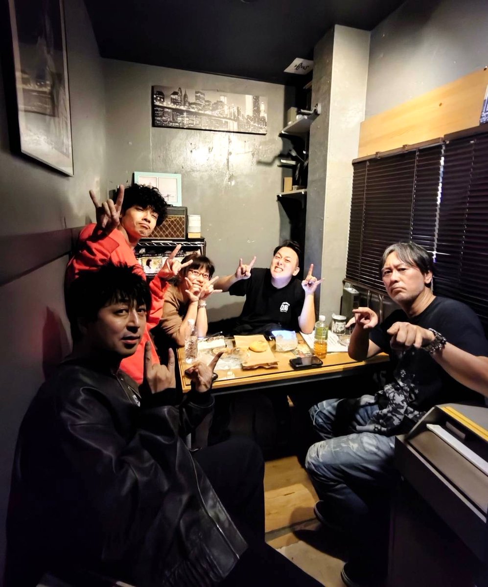 maebayoshiaki's tweet image. ササキオサムさん、バースデーワンマンのリハ！よい仕上がりです😊

全曲かっこいい！最高！
セトリいい！最高！
ツヨツヨメンバーのみなさん！(初めましてと思えない笑)最強！

10/25吉祥寺スターパインズカフェ、最高の時間をお届けします🔥

よろしくお願いします！

#ササキオサム #MOONCHILD