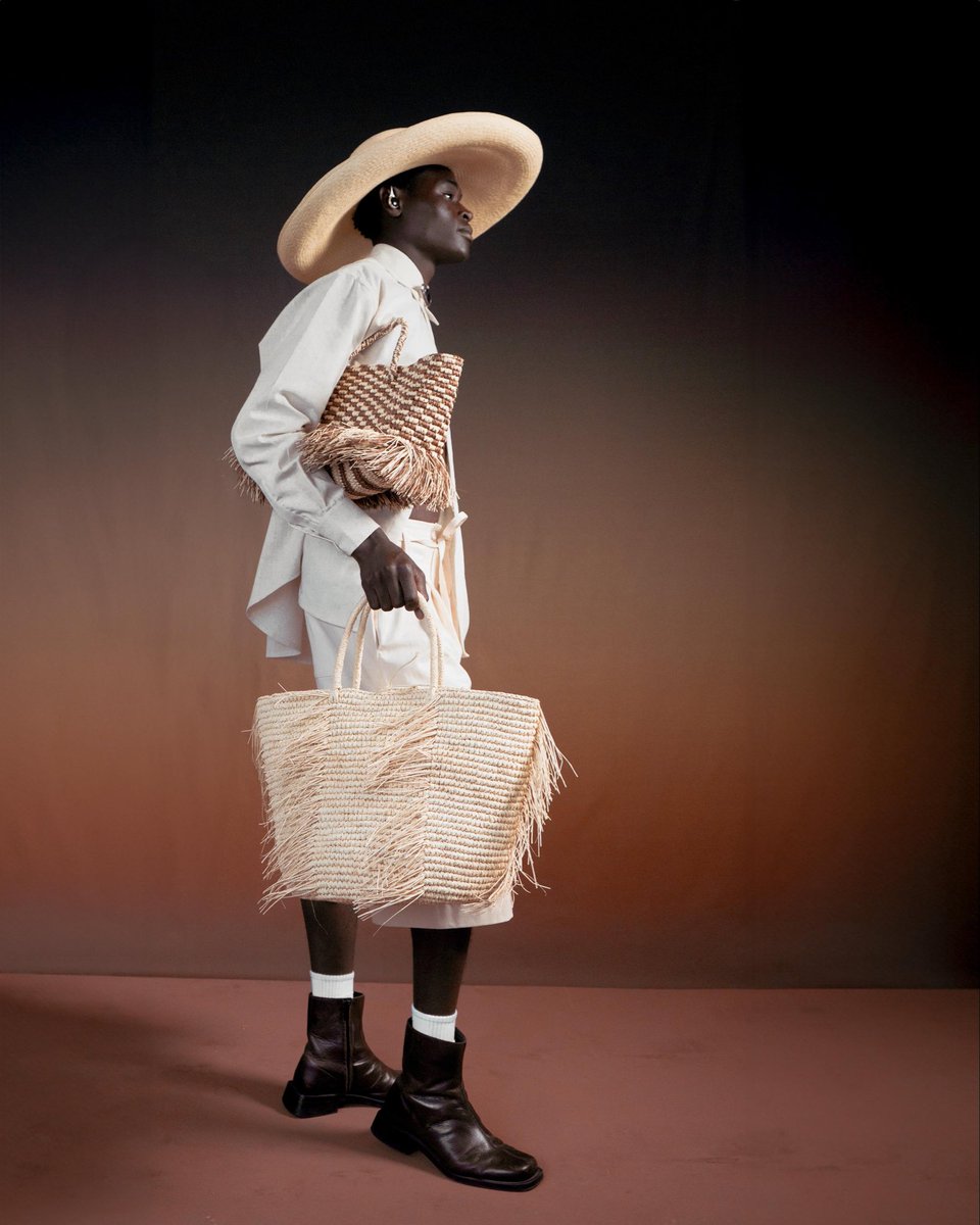 olgafisch's tweet photo. La paja toquilla y el diseño contemporáneo dialogan en un mismo lenguaje.
Una fibra ancestral que, tejida por generaciones, sigue transformándose en nuevas formas de expresión.
Entre manos, historia y diseño encuentran su punto de encuentro. https://t.co/FsofLdqmNm
