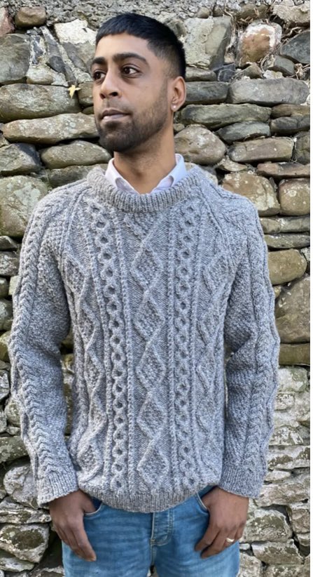 etsy.com/uk/listing/430…
Hand knitted Aran jumper in Grey - fits chest size 97-102cms but has stretch to fit up to 107cns 
#MHHSBD #CraftBizParty #firsttmaster #Chrustmasgiftideas #Christmasgiftsforhim