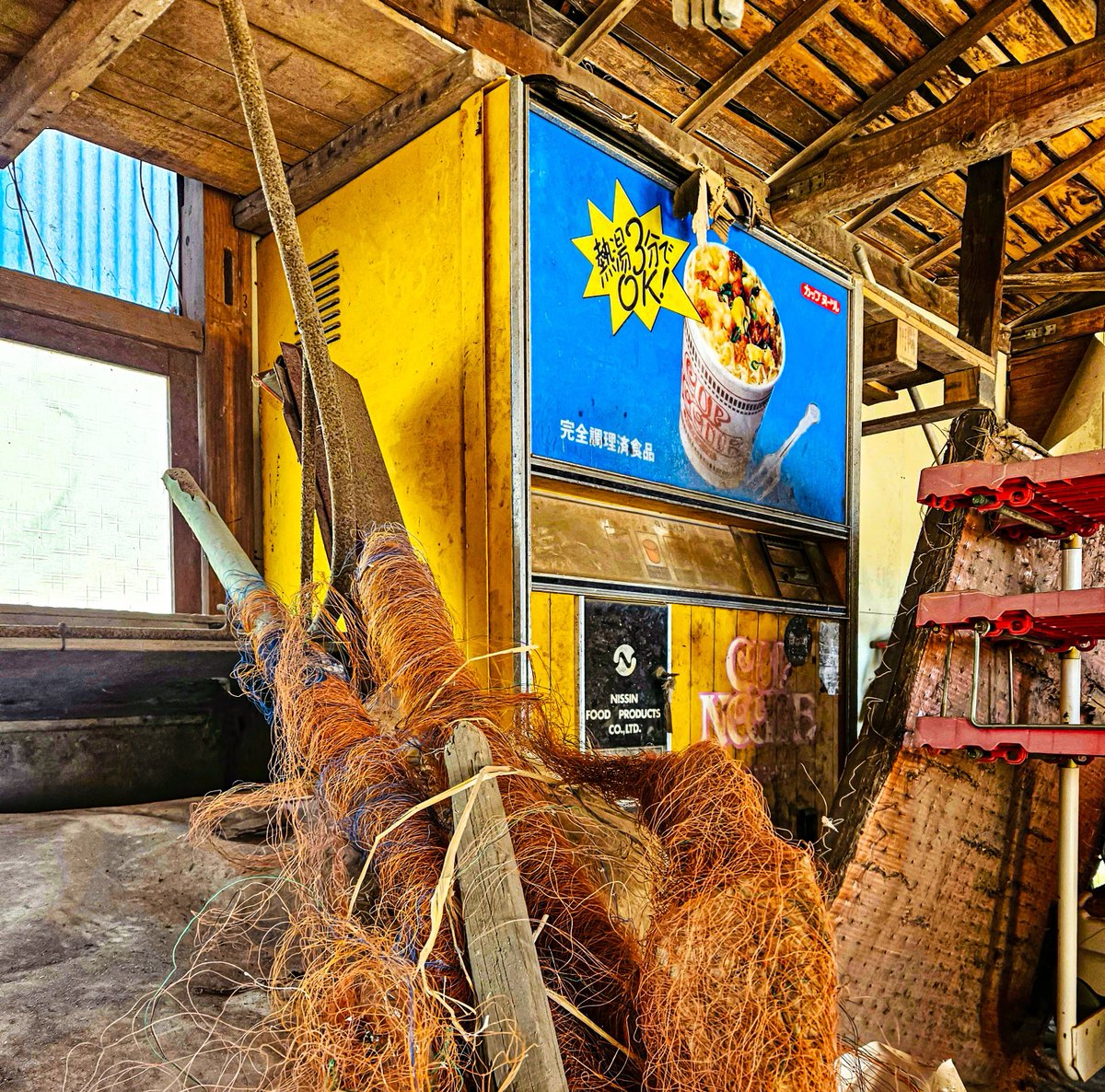 とある納屋でひっそり余生を過ごしていた初代カップヌードル自販機