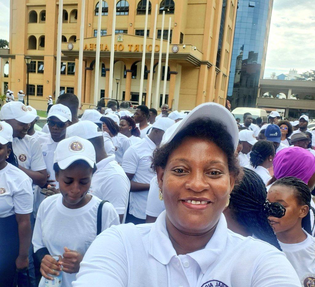 hitotv1's tweet photo. We didn’t just walk — we legally walked! 😎👟
From High Court Buganda Road to LDC, even traffic knew justice was passing! ⚖️
Big up to Hon. Lady Justice Irene Mulyagonja for leading the way — that was a whole vibe! @MKansabe #LegalAidOpenDay
#LegalAidWalk https://t.co/ODCkaMakPE