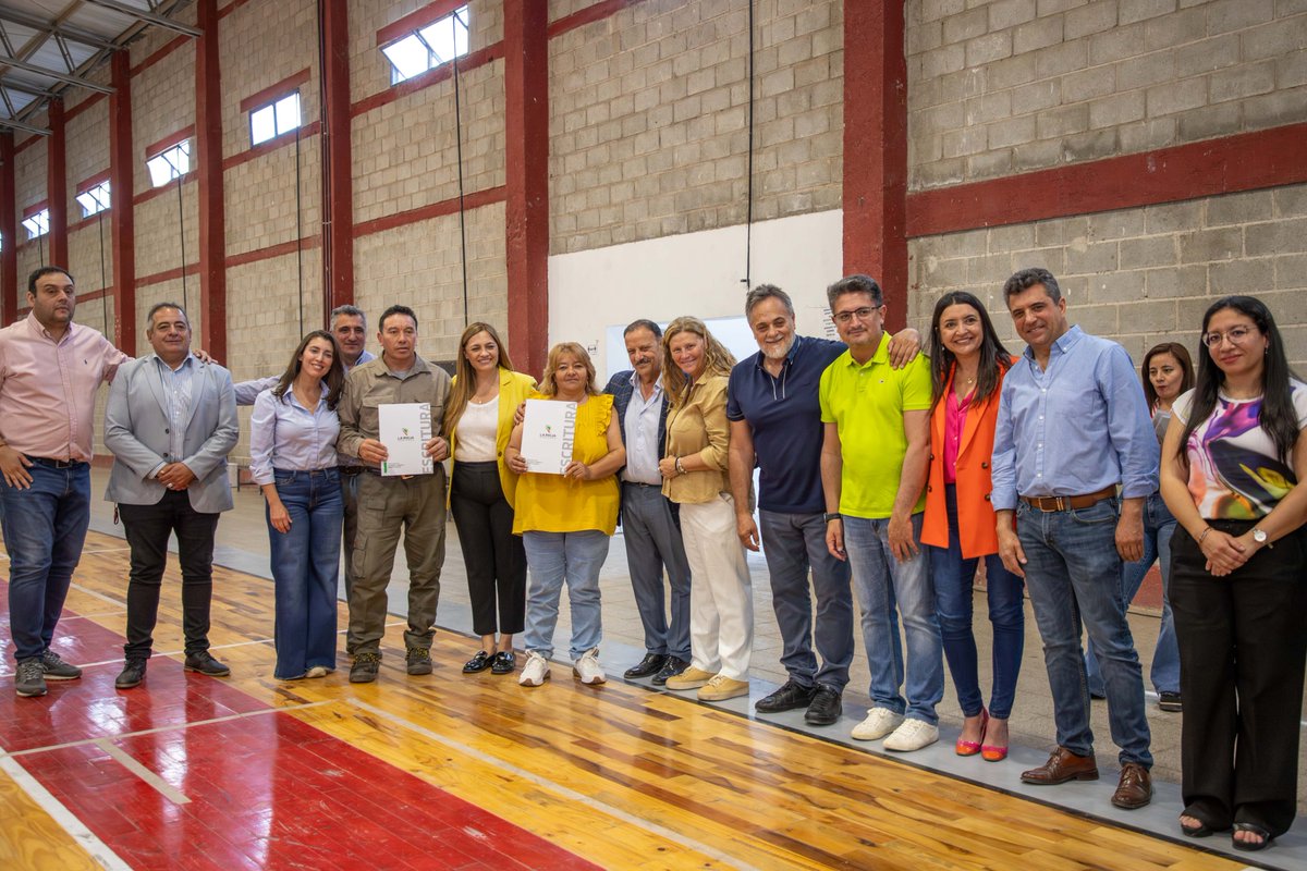 🏡 Más de 60 familias recibieron su título de propiedad. Feliz de poder acompañarlos en este paso tan importante, cada escritura entregada representa años de esfuerzo, sueños y la tranquilidad de tener su hogar reconocido legalmente, brindando seguridad y estabilidad.