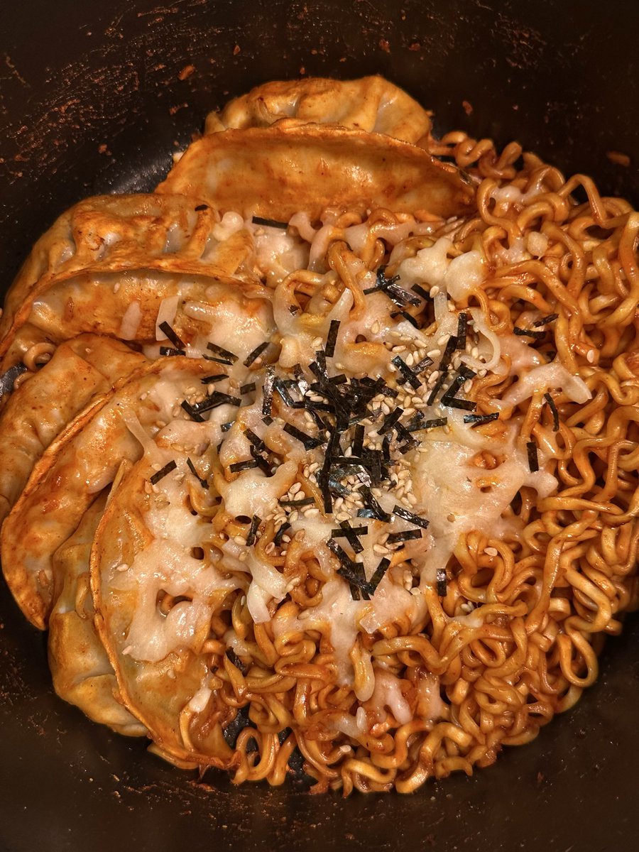 碳水大爆炸的火鸡面配煎饺加芝士
做完发现是主食配主食
日本人你把我害惨了