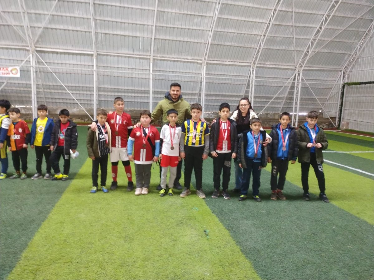 📍Nurhak İlçe Müdürlüğü

29 Ekim Cumhuriyet Bayramı Kupası kapsamında, Nurhak’ta okullar arası futbol turnuvası düzenlendi.

Dereceye giren sporculara ödülleri takdim edilerek turnuva sona erdi.

Sporcularımızı tebrik eder başarılarının devamını dileriz.