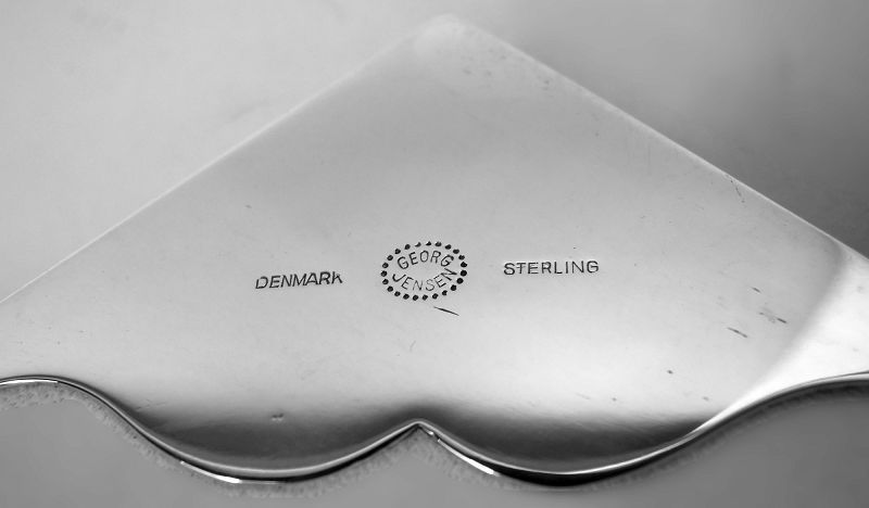 Danish sterling silver picture frame by Georg Jensen, c. 1980. Plain rectangular surround. Glass, silk lining, chamois back and hinged easel support. Large in hard-to-find landscape form. Fully marked; maker’s stamp (1945-77) and no. 227. Item#CB700

nelsonandnelsonantiques.com/items/1504827/…