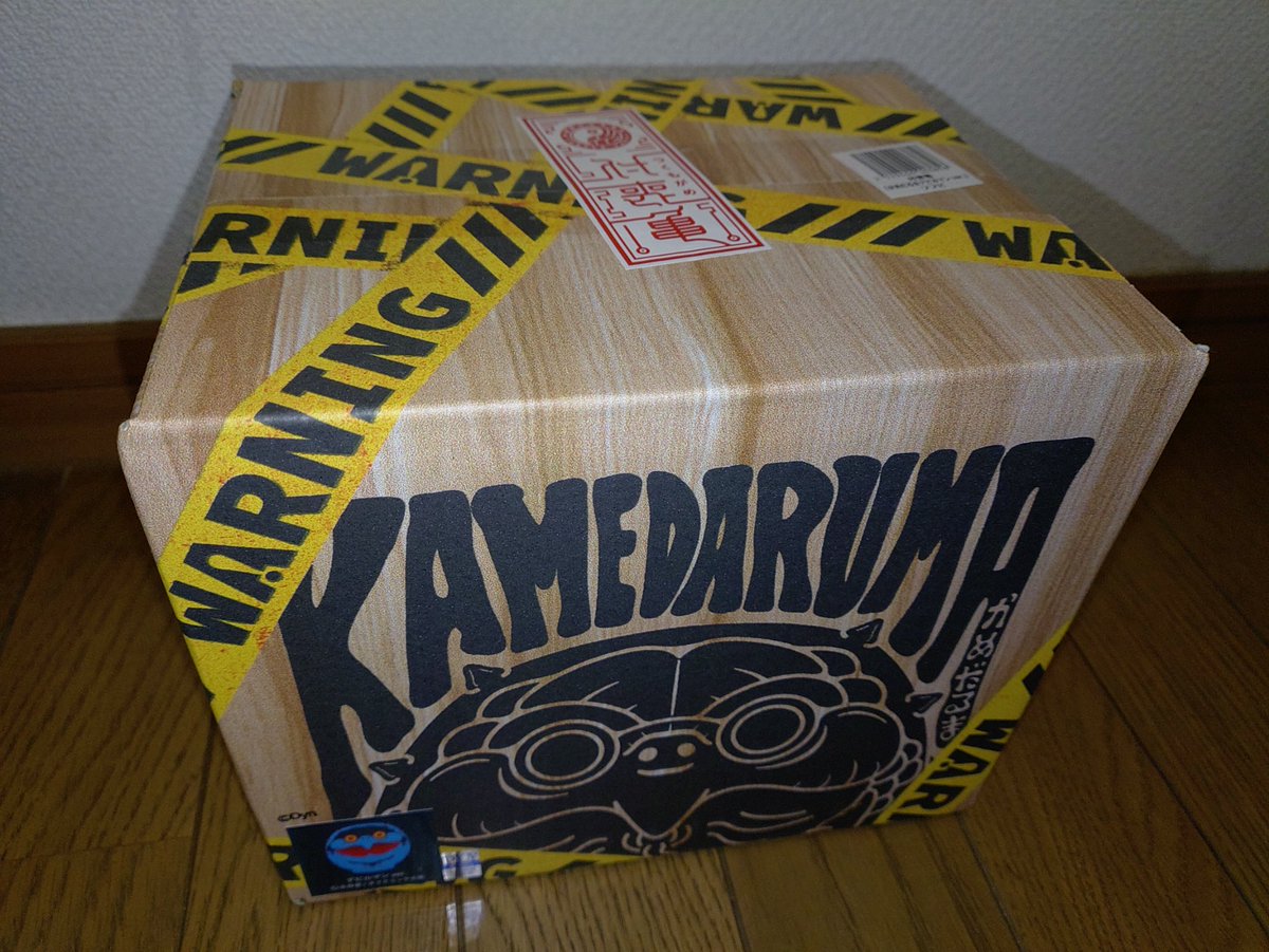 1192burn's tweet image. かめだるま3体目を上野から密輸。
個人的にソフビの版権コラボは気になるのが少ないけど1stカラーの赤とも対照的でいいなと思いました。