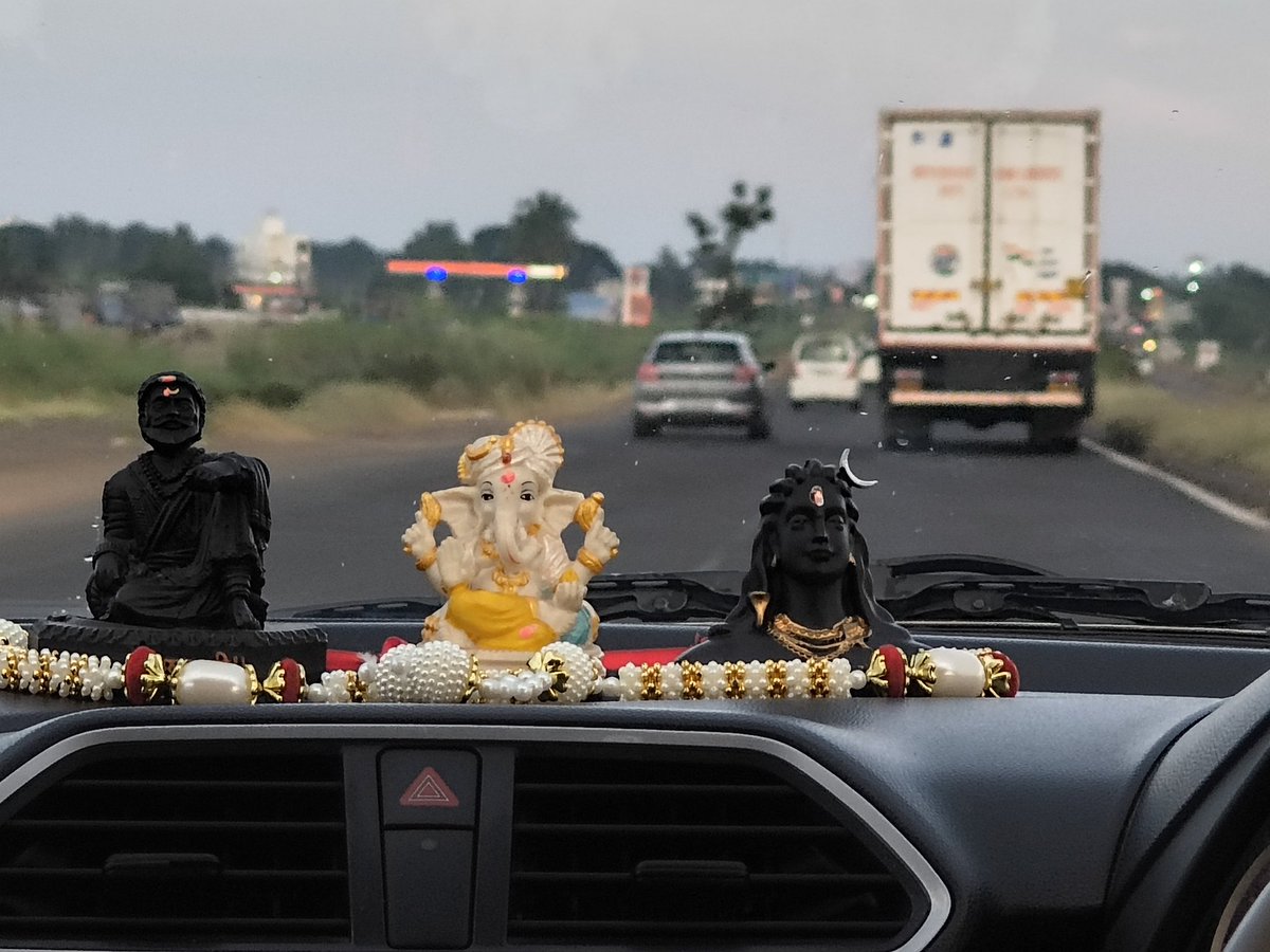 एक वेळ तुमच्या वैऱ्यावर विश्वास ठेवा पण गां* दोस्तांवर ठेऊ नका. 😭🤲

मी शेतात असताना मित्र आले म्हणाले, चल गावात चहा प्यायला जाऊ.. 

मी चिखलाच्या कपड्यावर गेलो 

आणि 

आता समजतंय आपण तुळजापूरला चाललो आहे. 🙏

(आता घरी काय सांगू?🤐)