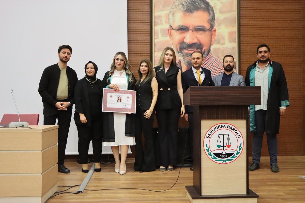 Baromuzda düzenlenen ruhsat töreni ile staj dönemini başarıyla tamamlayan Eylül Ebrar YAVUK meslek yeminini ederek avukatlık mesleğine adım attı.

Baro Başkan Yardımcımız Av. Fırat MELİK mesleğe yeni başlayan meslektaşımızı tebrik ederek ruhsatını takdim etti.

Şanlıurfa Barosu