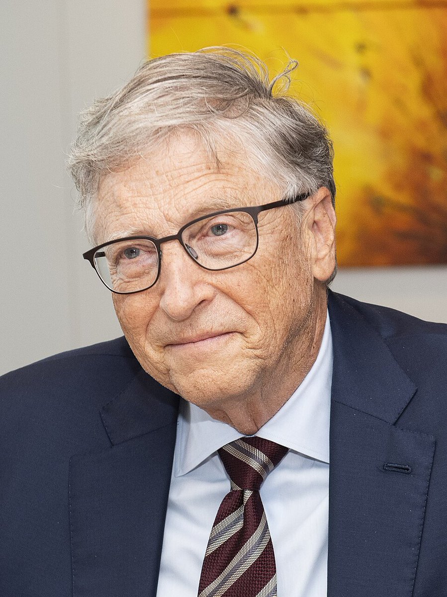 5eniorDeveloper's tweet image. Le preguntaron a Bill Gates: ¿Qué haría si lo perdiera todo y fuera pobre?
Gates, muy serio, respondió: Vendería cursos de 0 a experto en 3 meses. Recuerda que el negocio no es el conocimiento, es la esperanza que vendes a los desesperados.