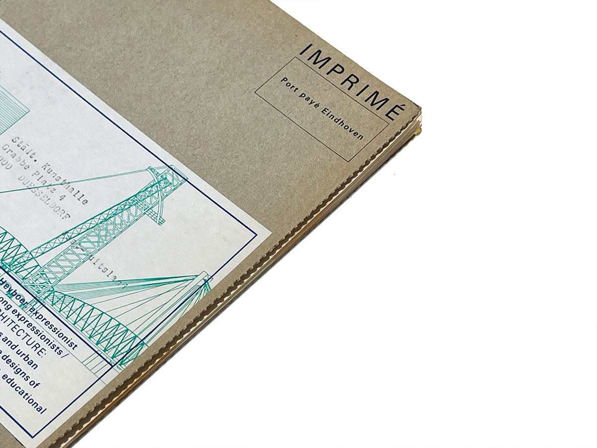 NaoyukiUmetsu's tweet image. 冊子なので封筒などに梱包しないと郵送時に小口がバラバラすると思いますが、カバーにミシン目加工の開封跡があるので、おそらく小口側のみ綴じられていたのだと思います。