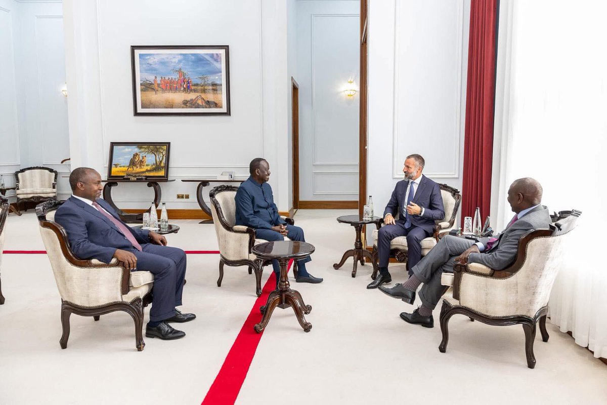 During Jaramogi’s funeral in 1994, James Orengo lectured President Moi like a child.

Oloo Aringo who was the MC did not even recognize the presence of President Moi. 

When President Moi rose to speak, the youths who’d been turbocharged by the belligerence coming from Orengo and