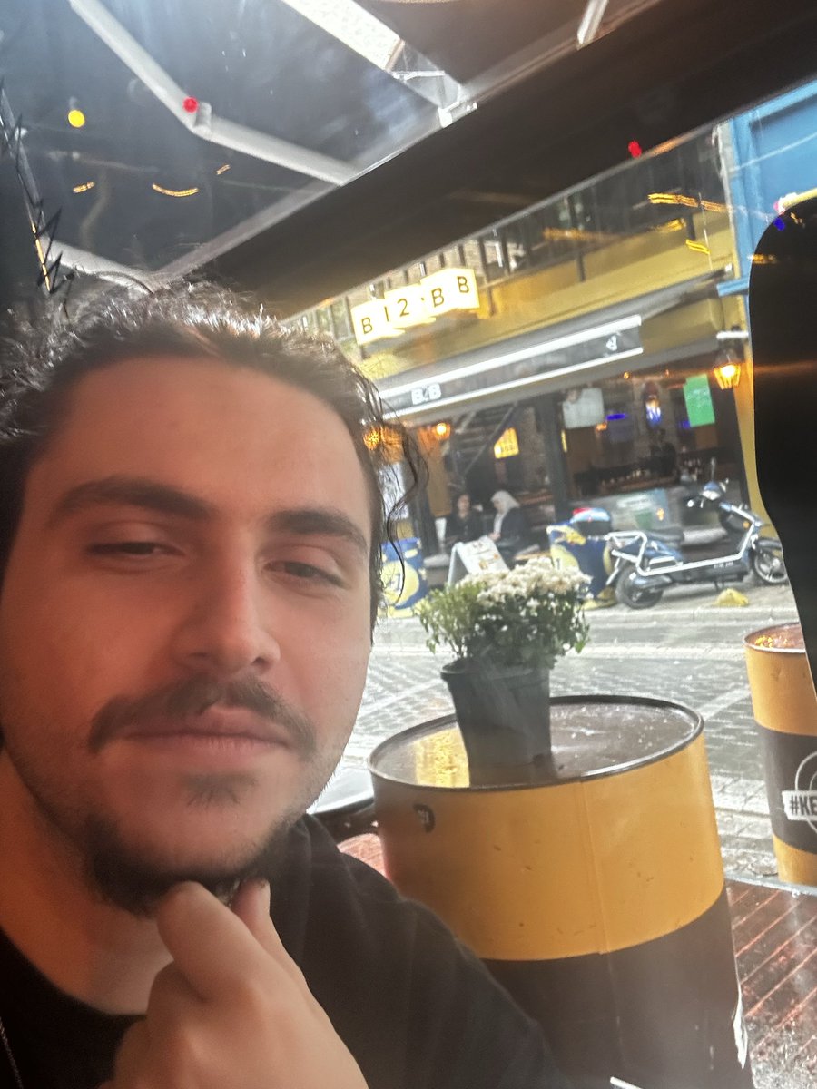 Yaa vay be görüyo musun iki kapalı teyze yağmur yağınca barın içine girdiler. Allah böyle bi şey işte demek ki.