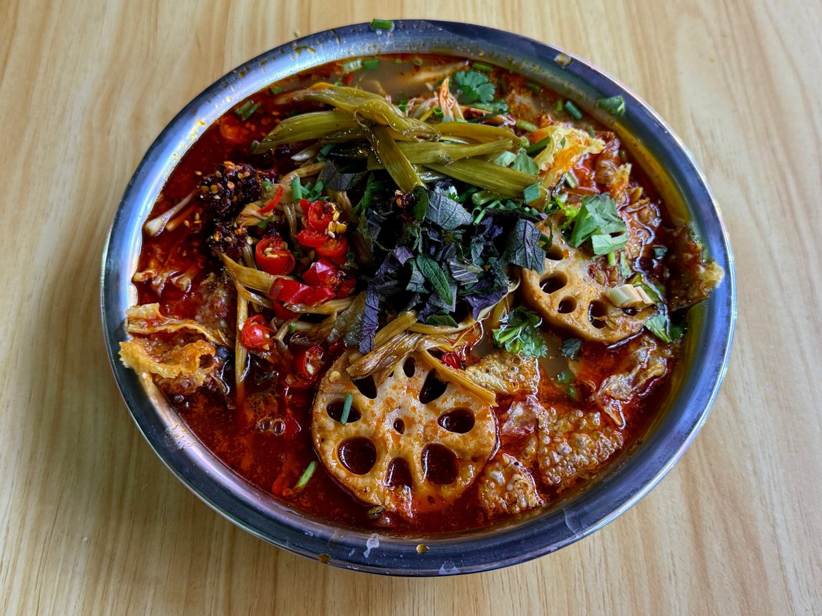 h_gashiyama's tweet photo. 次に日本で流行る中国料理はコレだ！！

螺蛳粉(ルオスーフェン)

中国在住の友達から『今、中国でめちゃくちゃ流行ってる』って聞いてて、1年ぶりに来てみたら店が爆増してる！！

初めて食べてみたんだけど、衝撃的にうまい！！なんだこれ！！

『乗せるトッピングを選べる辛い汁ありビーフン』って感じなんだけど、食感にめちゃくちゃフォーカスしてるのを感じる

ビーフンはコシがあってプリプリ、ザクザクした揚げ湯葉&揚げ豆、サクサクした揚げレンコン、コリコリキクラゲ、シャキシャキたけのこ、シャクシャク空芯菜…とにかく食感が何種類も合って楽しい！

スープは旨みがギュッと豊かで、上に浮いてる赤い油も旨み＆風味が素晴らしい！

漬物とかハーブを乗せたら、香りも楽しいし、中国汁そばの良いところを全部ミックスしました！的なうまさがある！

これは最高！最高！最高すぎる！！
驚きました！！！
期間中もっと食べて研究する！！
これは再現したい！！1番再現したい！
