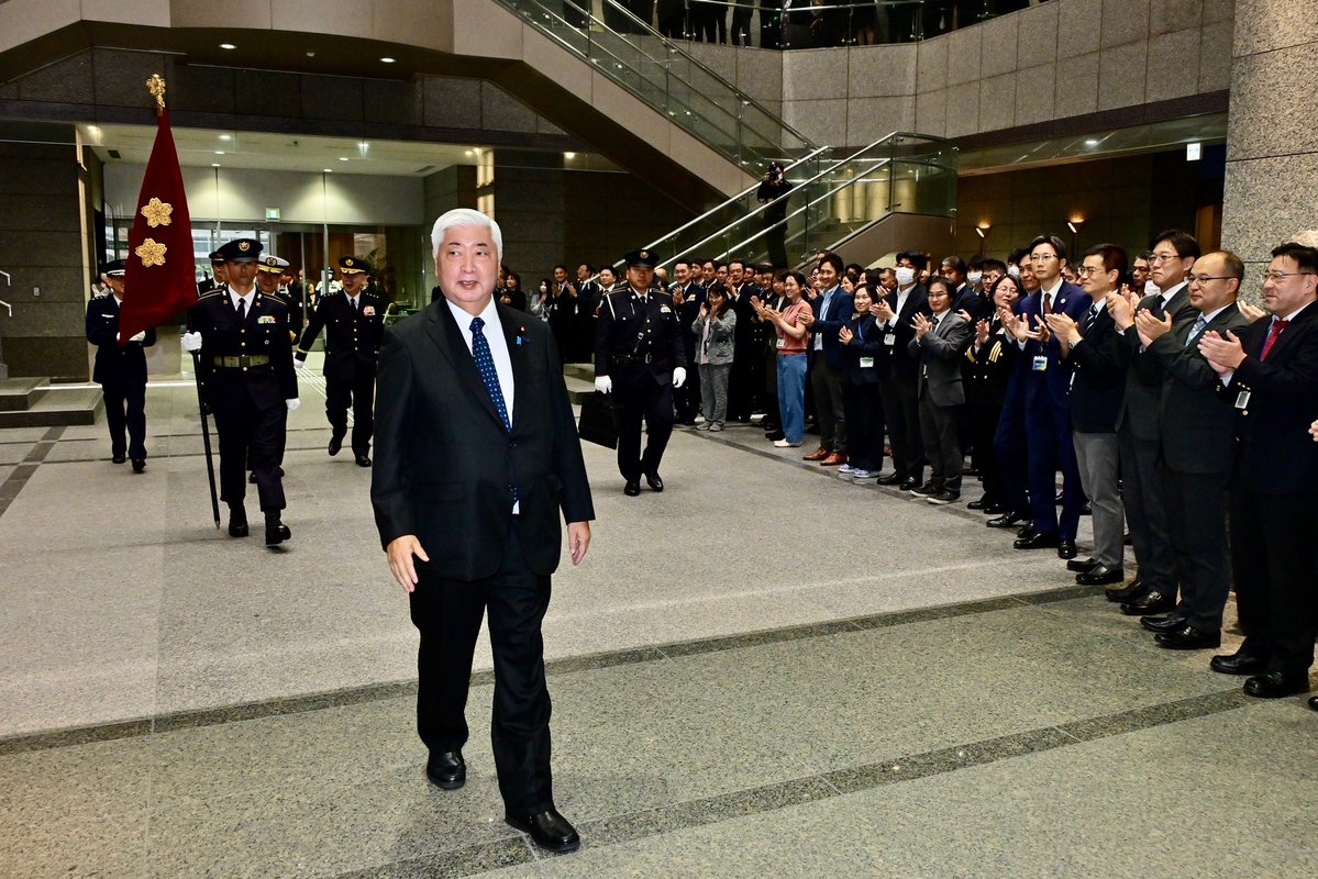 ModJapan_en's tweet image. The farewell ceremony for former Defense Minister Nakatani was held at the MOD on October 22. He expressed his respect for the various efforts conducted by #JMOD/#JSDF, as well as his gratitude to all staff. After the ceremony, many staff bid him a fond farewell.
