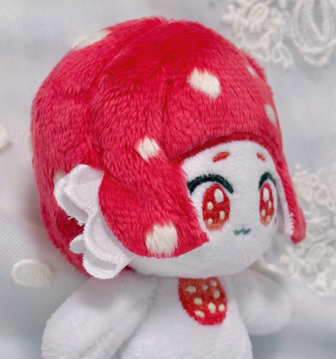 shiratamrmr's tweet image. 完成しました！ベニテングダケの子です🍄
いかにも、と言う可愛らしい見た目の毒キノコがモチーフです。赤い傘は髪、ツバを耳に落とし込みました。
童話やファンタジーにありがちな可愛らしさをイメージして幼げな容姿にしてみました🫶幼菌なのかも？😊
体内で暴れる毒にご注意を😈
#自作ぬい