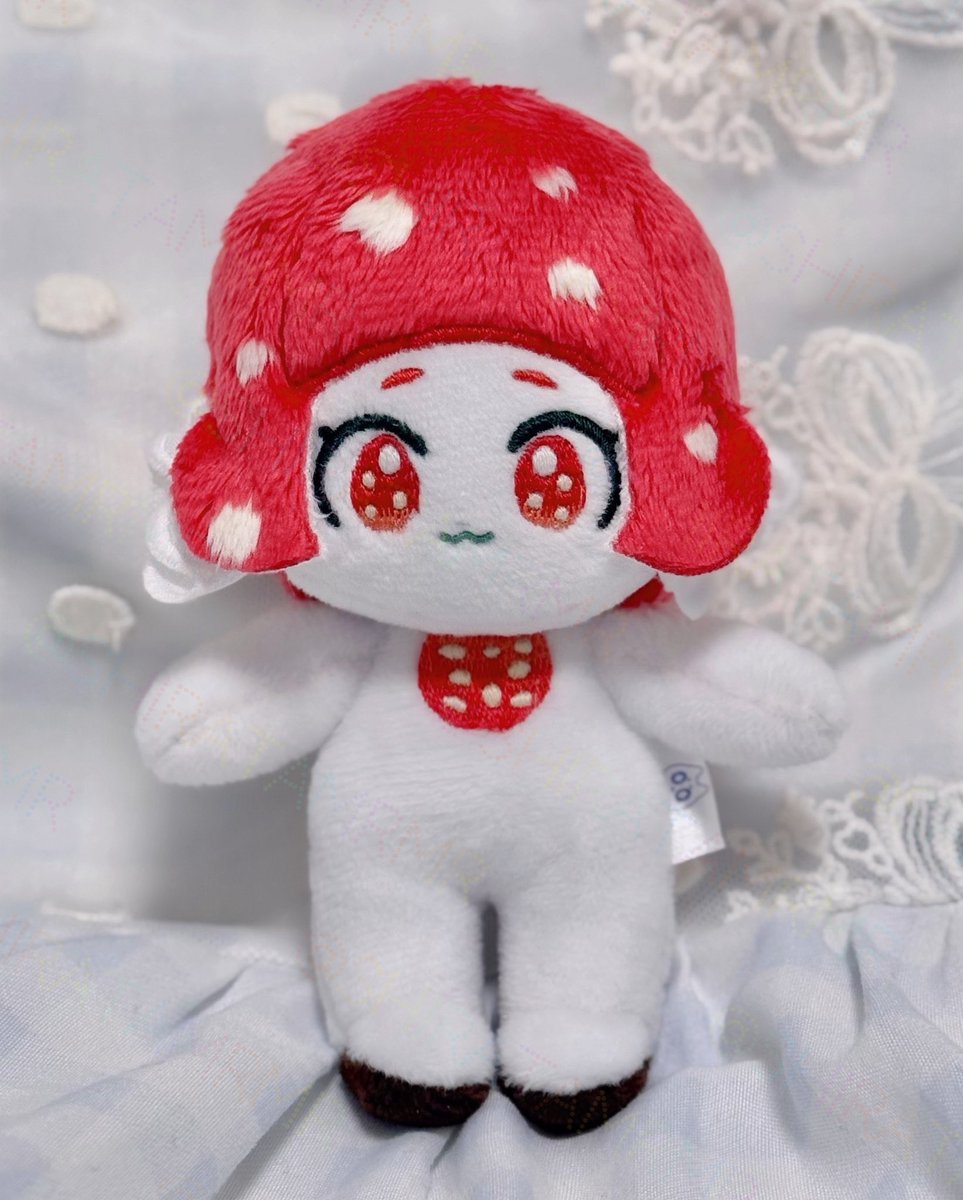 shiratamrmr's tweet image. 完成しました！ベニテングダケの子です🍄
いかにも、と言う可愛らしい見た目の毒キノコがモチーフです。赤い傘は髪、ツバを耳に落とし込みました。
童話やファンタジーにありがちな可愛らしさをイメージして幼げな容姿にしてみました🫶幼菌なのかも？😊
体内で暴れる毒にご注意を😈
#自作ぬい