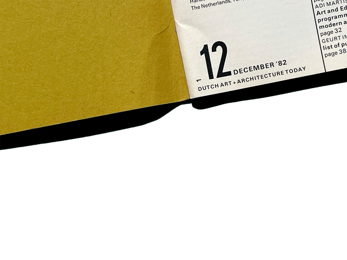 NaoyukiUmetsu's tweet image. そしてなんといっても、研ぎ澄まされているのにどこか手触り感を感じさせるハイコントラストなタイポグラフィは見てすぐにJan van Toornによるものだとわかります。

全24号もあり、ページ数は多くないですが、グラフィックデザイナーのリファレンスとしては、1冊はもっておくべきものだと思います。