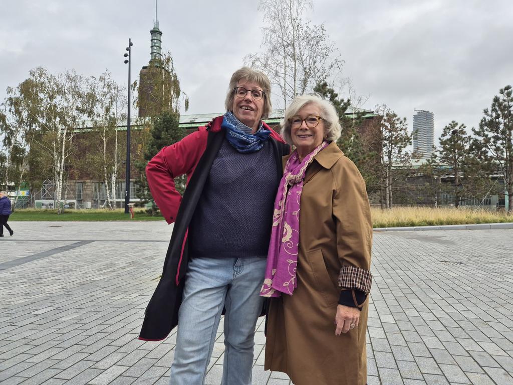 En dan loop je met de buuffies naar ons lunchadres #WesterPaviljoen 
wie kom je tegen????
Ellen <a href="/EDorssen/">Ellen van Dorssen 🕊️</a> met man en 3 kleinkinderen, in het #museumpark Hoe fijn je weer te zien Ellen.
Fijne dag in het Rotterdamse!! Hoop dat jullie Spido ook leuk vinden! En getroffen met t weer🌤