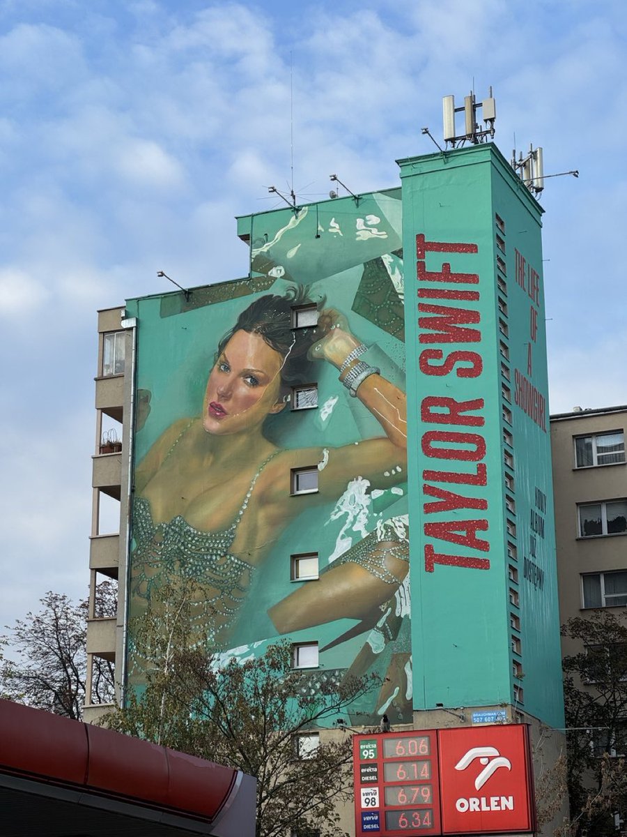 📸| “The Life of a Showgirl” mural in Warsaw, Poland is finished!
