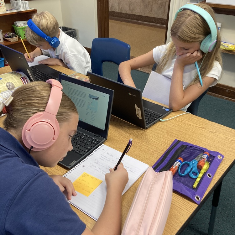 SMSSwormville's tweet photo. Grade 5 researched locations in the Western Hemisphere, then created travel brochures for their destinations! Locations included Aruba, Brazil, Hawaii, Cape Cod, Canada, Costa Rica, New York City, &amp; Maine!

#hemispheres #socialstudies #grade5 #geography #mapskills #worldtraveler https://t.co/itjtSI2KAL